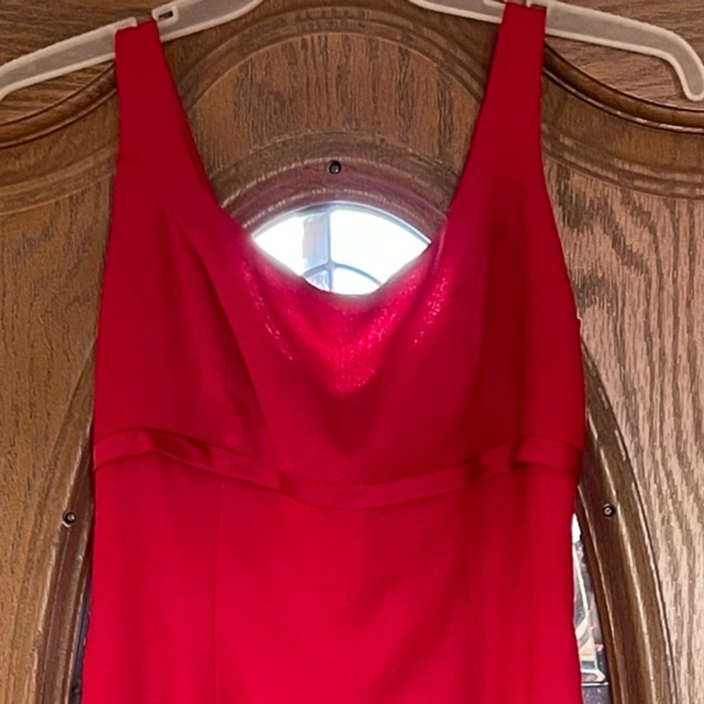 A beautiful apple red summertime dress. Wonderful for wedding’s or open houses